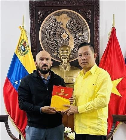 L'ambassadeur du Vietnam au Venezuela, Vu Trung My (droite) offre un souvenir au professeur José Javier Díaz Macadan. Photo: VNA 