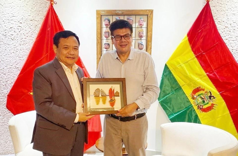 Le consul honoraire du Vietnam en Bolivie, Miguel Angel Perez Pena (droite). Photo: VNA 