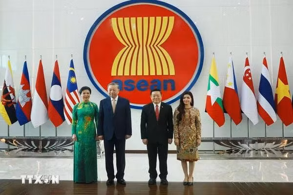 Le secrétaire général du Parti communiste du Vietnam Tô Lâm et son épouse avec le secrétaire général de l'ASEAN Kao Kim Hourn et son épouse au siège du Secrétariat de l'ASEAN. Photo : VNA.