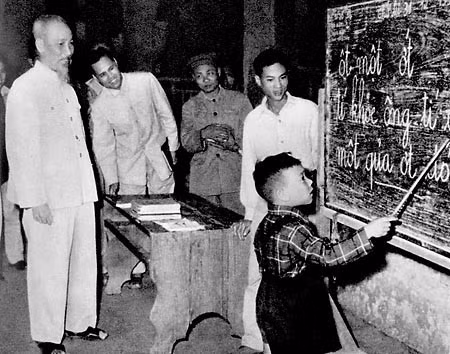 L'Oncle Ho visite une classe dans la rue Hang Than, Hanoï, 1958. Photo d'archives