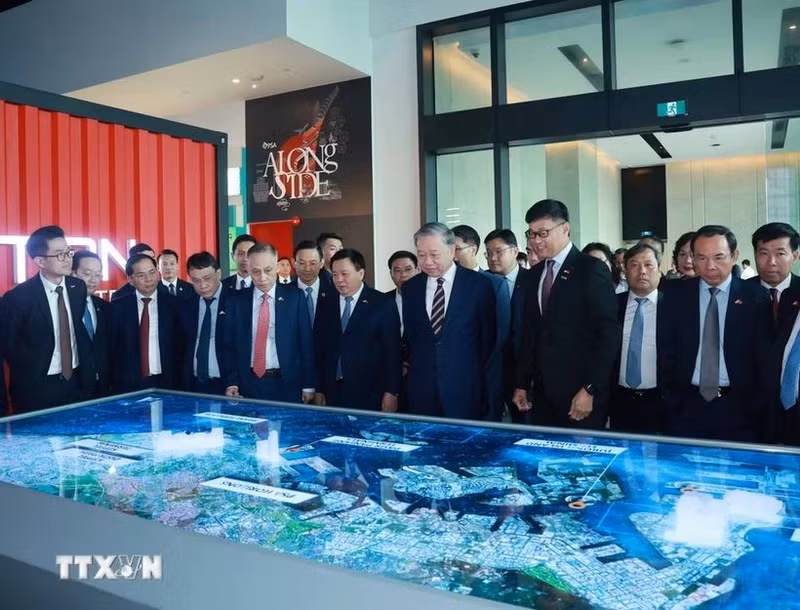 Le secrétaire général du Parti Tô Lâm découvre la maquette du port maritime de Pansir Panjang. Photo : VNA. 