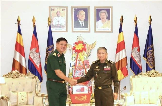 Le général de division Nguyen Truong Thang (gauche), commandant de la 7e zone militaire (Armée populaire du Vietnam), formule ses voeux de la fête Chol Chnam Thmay 2025, Nouvel An des Cambodgiens au ministère cambodgien de la Défense. Photo : VNA 
