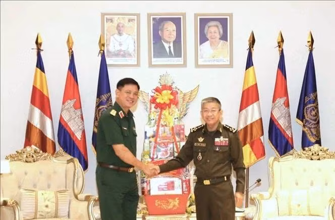 Le général de division Nguyen Truong Thang (gauche), commandant de la 7e zone militaire (Armée populaire du Vietnam), formule ses voeux de la fête Chol Chnam Thmay 2025, Nouvel An des Cambodgiens au ministère cambodgien de la Défense. Photo : VNA 