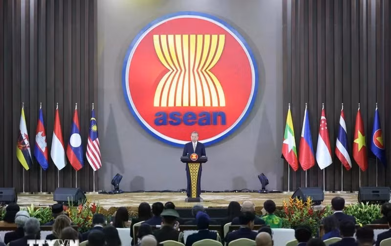Le secrétaire général du Parti communiste du Vietnam (PCV), Tô Lâm, prononce un discours lors de la cérémonie marquant le 30e anniversaire de l'adhésion du Vietnam à l'ASEAN. Photo : VNA. 