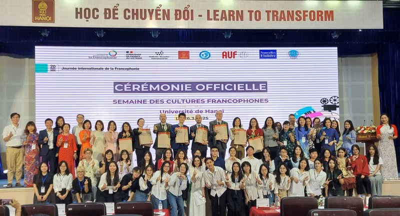 Les participants à la Journée festive et gourmande, dans le cadre de la Semaine des cultures francophones, prennent la pose. Photo : Quê Anh/CVN.