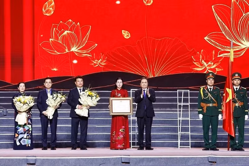 Le président de l'Assemblée nationale, Tran Thanh Man, remet l'Ordre du Travail de première classe au Comité du Parti, aux autorités et au peuple de Quang Ngai. Photo : VNA. 