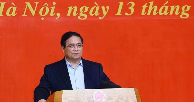 Pham Minh Chinh, membre du Bureau politique, Premier ministre, président de la sous-commission des affaires socio-économiques du XIVe Congrès national du Parti, préside la réunion. Photo : VNA. 