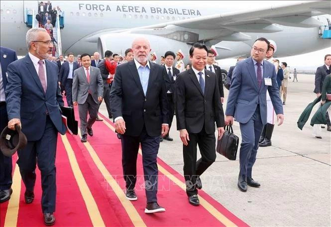 Le président brésilien Luiz Inácio Lula da Silva est arrivé à Hanoï jeudi après-midi 27 mars, entamant sa visite d'État de trois jours au Vietnam. Photo : VNA. 