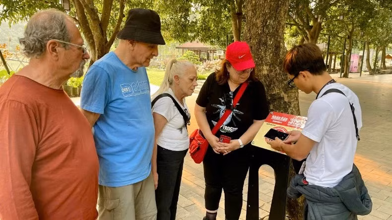 Les touristes internationaux visitant le parc écologique de Thung Nham ont été enthousiasmés par le projet « Yêu lắm Việt Nam », présenté par les guides touristiques. Ils expriment le souhait de voir le projet bientôt disponible en langues étrangères afin de pouvoir en profiter pleinement lors de leur visite.