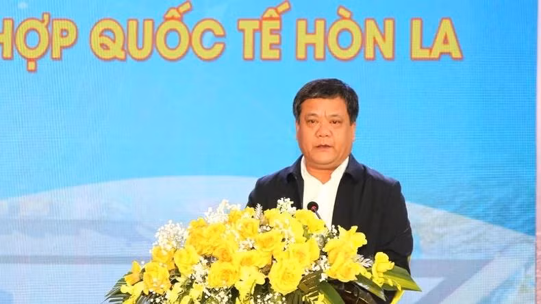 Le président du Comité populaire provincial de Quang Binh, Tran Phong, a pris la parole lors de la cérémonie d'inauguration.