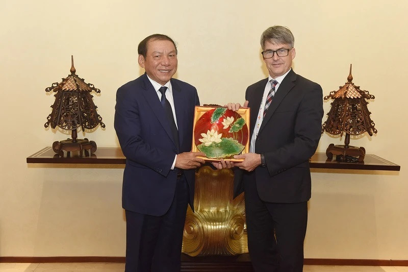 Le ministre de la Culture, des Sports et du Tourisme, Nguyên Van Hùng, et Brian McFeeters - vice-président principal et directeur général régional du Conseil des affaires États-Unis – ASEAN. Photo : NDEL