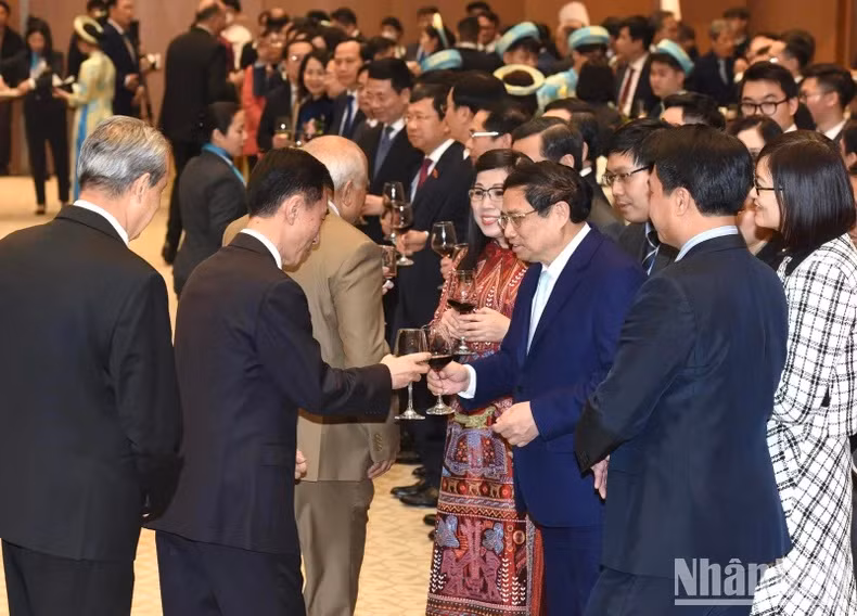 Le Premier ministre Pham Minh Chinh et son épouse lors de la réception pour le corps diplomatique au Vietnam. Photo : NDEL.