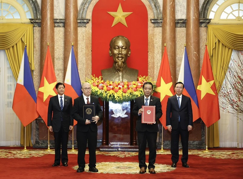 Le Président vietnamien Vo Van Thuong et le Président Ferdinand Romualdez Marcos Jr. assistent à la cérémonie de remise des documents de coopération entre le ministère vietnamien de la Culture, des Sports et du Tourisme et la Commission nationale pour la Culture et les Arts des Philippines. Photo : icd.gov.vn 