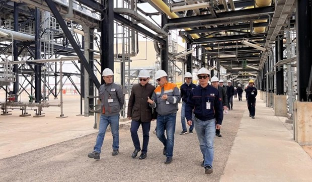 L'ambassade Trân Quôc Khanh (2e à gauche) visite la coentreprise GBRS. Photo : GBRS.