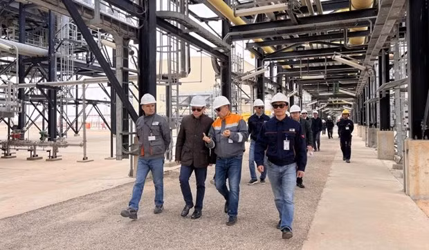 L'ambassade Trân Quôc Khanh (2e à gauche) visite la coentreprise GBRS. Photo : GBRS.