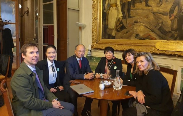 La présidente de la Commission des affaires sociales de l’Assemblée nationale du Vietnam et présidente du Groupe parlementaire d’Amitié Vietnam - France, Nguyên Thuy Anh avec la vice-présidente du Groupe France - Vietnam du Sénat français Laurence Muller-Bronn. Photo : VNA.