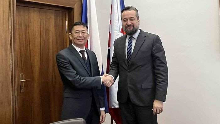 Le vice-président du Conseil national slovaque, Lubos Blaha, et l’ambassadeur vietnamien, Nguyên Tuân. Photo : baoquocte.