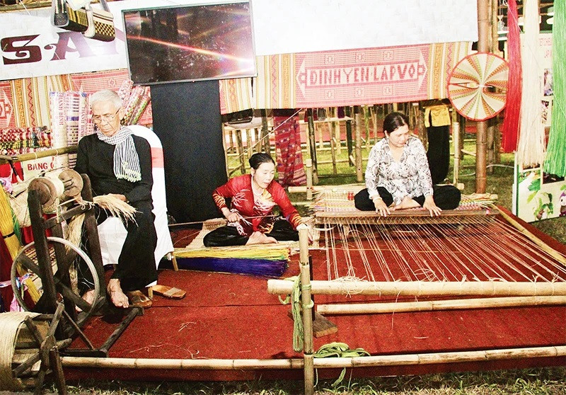Les habitants du village de Dinh Yen, district de Lap Vo, province de Dông Thap, au Sud du Vietnam, préservent l’artisanat du tissage de nappes. Photo : NDEL.