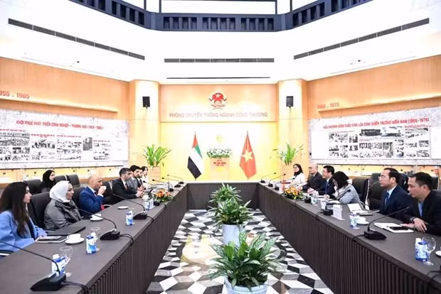 Le ministre de l'Industrie et du Commerce, Nguyên Hông Diên a travaillé avec Thani bin Ahmed Al Zeyoudi, ministre d'État chargé du commerce extérieur au ministère de l'Économie des EAU. Photo : VNA.