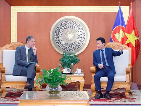 Le ministre des Ressources naturelles et de l'Environnement, Dang Quôc Khanh (à droite) et l'ambassadeur de France au Vietnam, Olivier Brochet. Photo : VNA.