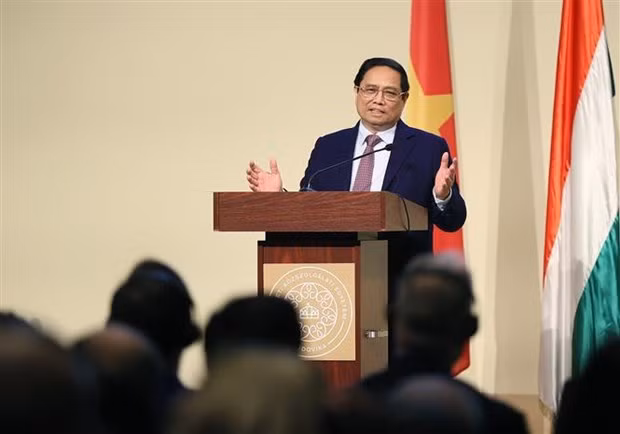 Le Premier ministre vietnamien Pham Minh Chinh prononce son discours de politique générale à l’Université nationale de l’administration publique de Hongrie, à Budapest, le 19 janvier. Photo : VNA.