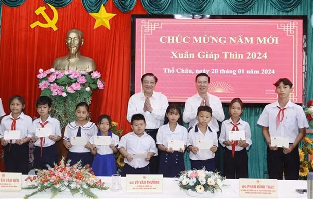 Le Président Vo Van Thuong offre des cadeaux aux élèves sur l’île de Thô Châu, dans la province de Kiên Giang. Photo : VNA.