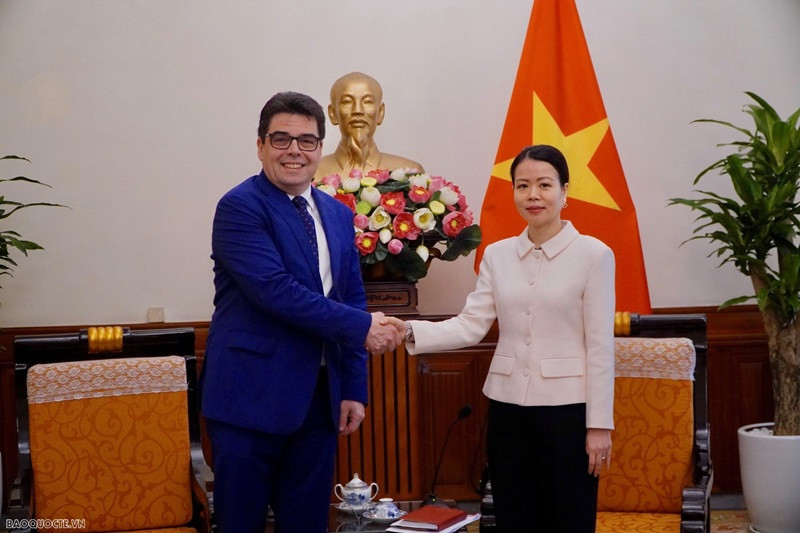 La vice-ministre vietnamienne des Affaires étrangères Nguyên Minh Hang et le vice-ministre des Affaires européennes de Hongrie, Zsigmond Barna Pál. Photo : baoquocte.