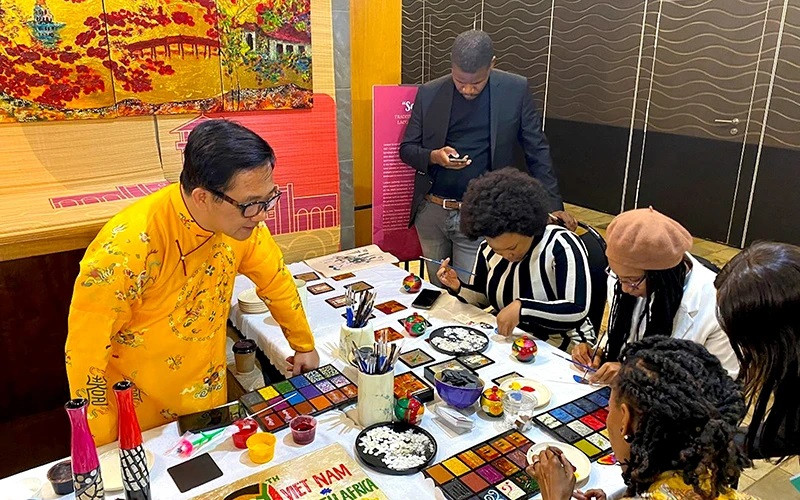 Les Sud-Africains découvrent l’art de la laque vietnamienne lors de la « Journée du Vietnam en Afrique du Sud 2023 ». 
