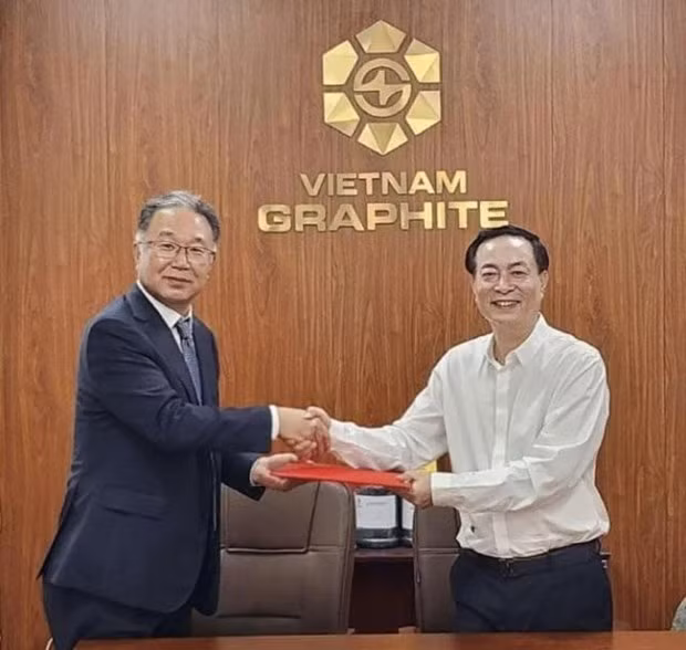 Le PDG de DA Technology, Lee Sang-hwa (gauche) et le président de VGG, Nguyen Duc Luong signent un accord de coopération. Photo : DA Technologie