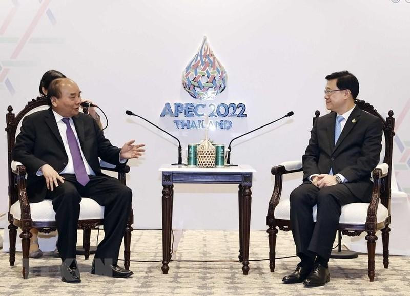 Le Président Nguyên Xuân Phuc et Lee Ka-chiu, chef de l'Exécutif du gouvernement de la Région administrative spéciale de Hong Kong. Photo : VNA.