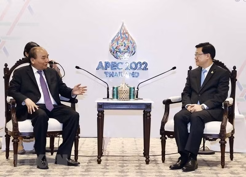 Le Président Nguyên Xuân Phuc et Lee Ka-chiu, chef de l'Exécutif du gouvernement de la Région administrative spéciale de Hong Kong. Photo : VNA.