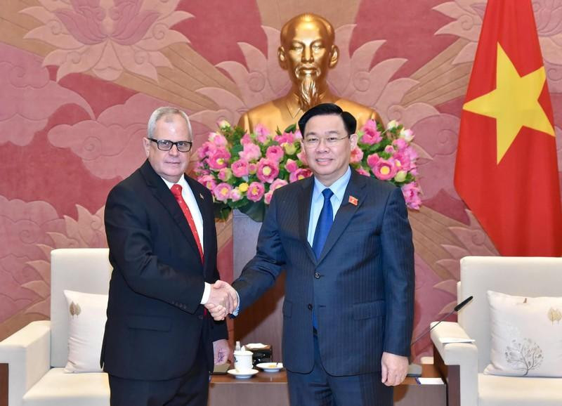 Le Président de l’Assemblée nationale, Vuong Dinh Huê, (droite) et le secrétaire général de l’Assemblée nationale et du Conseil d’État de Cuba, Homero Acosta Alvarez. Photo : NDEL