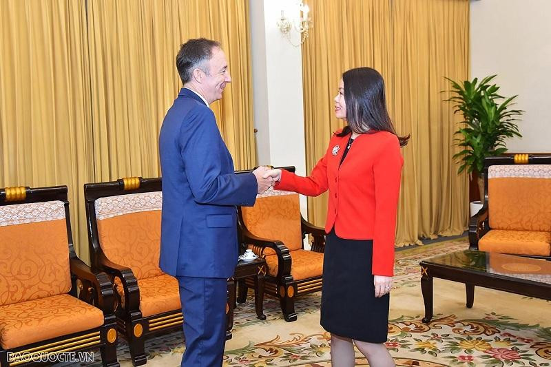 L’assistante du ministre vietnamien des Affaires étrangères, Nguyên Minh Hang, et Chris Helzer, vice- président chargé du commerce extérieur du groupe américain Nike. Photo : baoquocte.