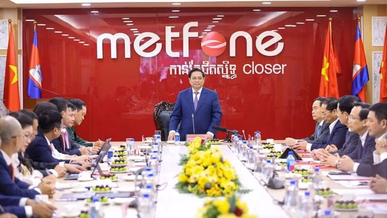 Le Premier ministre Pham Minh Chinh travaille avec les dirigeants de Metfone. Photo : VNA.