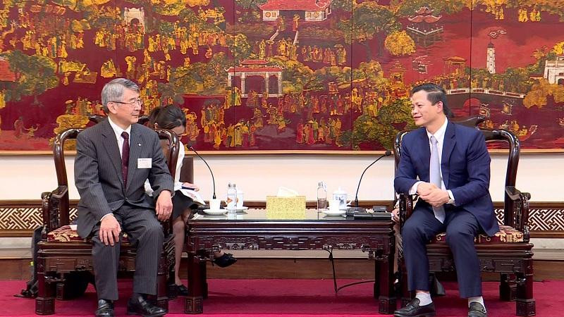 Le vice-président permanent du Comité populaire de Bac Ninh, Vuong Quôc Tuân, reçoit le directeur du Centre de promotion industrielle de la préfecture japonaise de Kanagawa, Mogi Yoshibaru. Photo : bacninhtv.