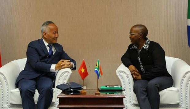 Le vice-ministre vietnamien de l'Industrie et du Commerce Trân Quôc Khanh (gauche) et la vice-ministre sud-africaine du Commerce, de l’Industrie et de la Concurrence, Nomalungelo Gina. Photo : VNA.