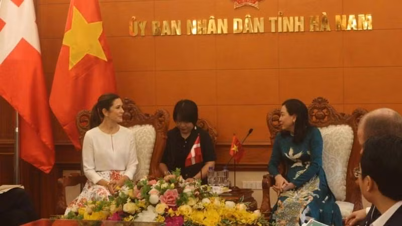 La secrétaire adjointe du comité provincial du Parti, Dinh Thi Lua (à droite) et la Princesse héritière danoise Mary Elizabeth. Photo : NDEL.