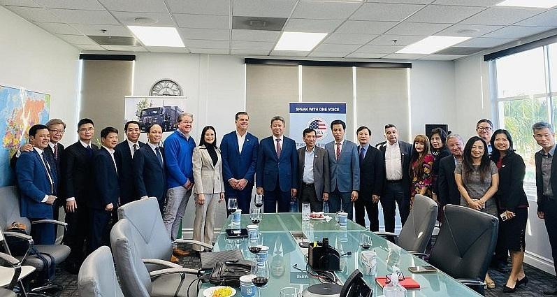 Les participants au séminaire sur l’attrait des investissements et la promotion commerciale et touristique entre Hanoï et San Francisco. Photo : congthuong.vn