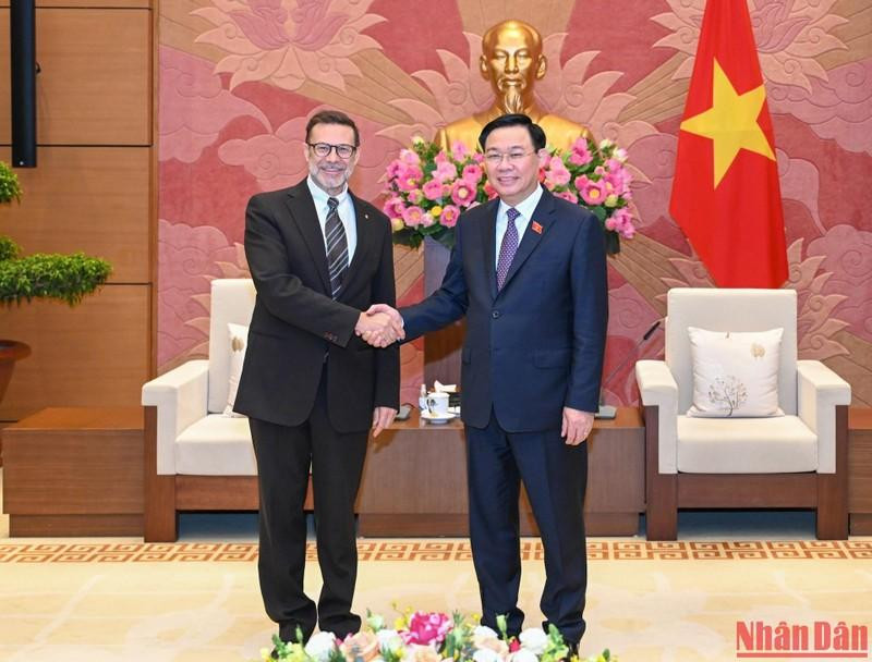 Le Président de l’Assemblée nationale, Vuong Dinh Huê (à droite) serre la main du nouvel ambassadeur d’Australie, Andrew Goledzinowski. Photo : VNA.