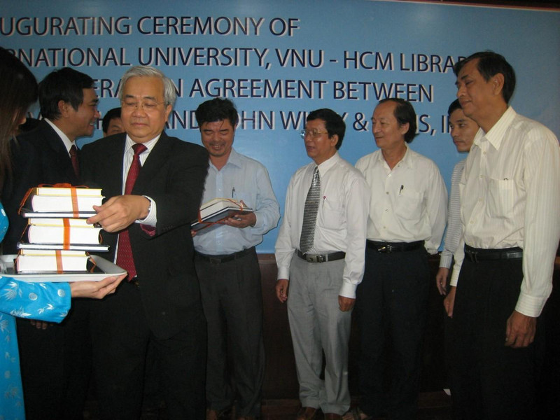 M. Vo Ta Hân offre des livres à l'Université internationale, relevant de l'Université nationale de Hô Chi Minh-Ville. Photo : thoidai.com.vn