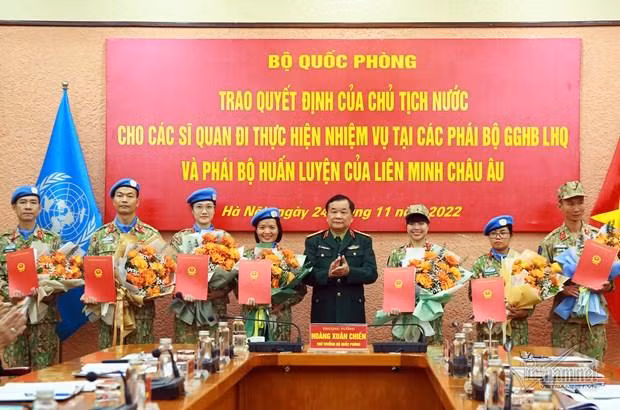 Le général de corps d’armée Hoàng Xuân Chiên, vice-ministre de la Défense (au milieu), et les sept officiers. Photo : VNA.