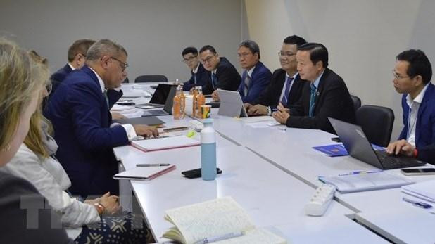 Le ministre des Ressources naturelles et de l’Environnement, Trân Hông Hà travaille avec le président de la COP26, Alok Sharma, sur la transition énergétique du Vietnam. Photo : VNA.