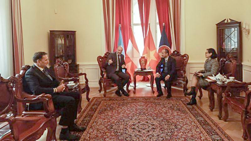 L’ambassadeur vietnamien, Nguyên Trung Kiên, reçoit le président de la Chambre de commerce et d’industrie slovaque, Ales Cantarutti. Photo : baoquocte.