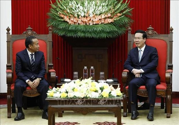 Vo Van Thuong (à droite), membre du Bureau politique, permanent du Secrétariat du Parti, et Phouvong Ounkhamxeng, membre du Comité central du Parti populaire révolutionnaire du Laos (PPRL), directeur de l'Académie nationale de politique et d'administration du Laos. Photo : VNA.