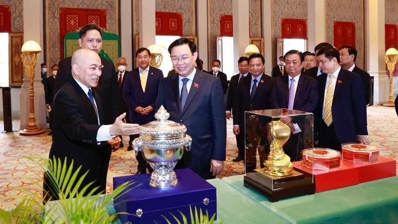 Le Président de l'Assemblée nationale du Vietnam Vuong Dinh Huê et le roi cambodgien Norodom Sihamoni échangent des cadeaux. Photo : VNA