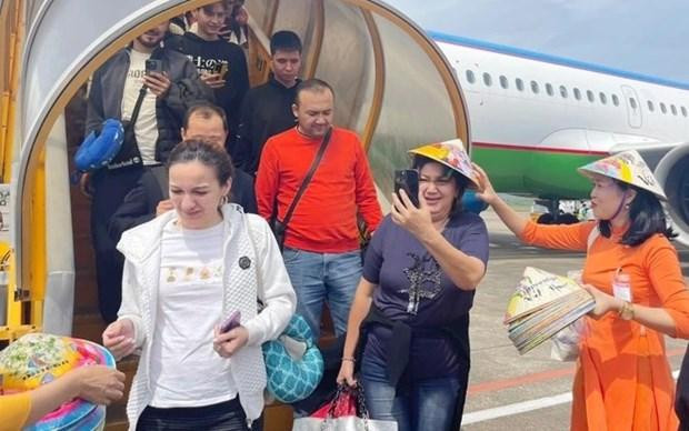 Des touristes ouzbeks à l’aéroport international de Phu Quôc, province de Kiên Giang (Sud). Photo: zingnews