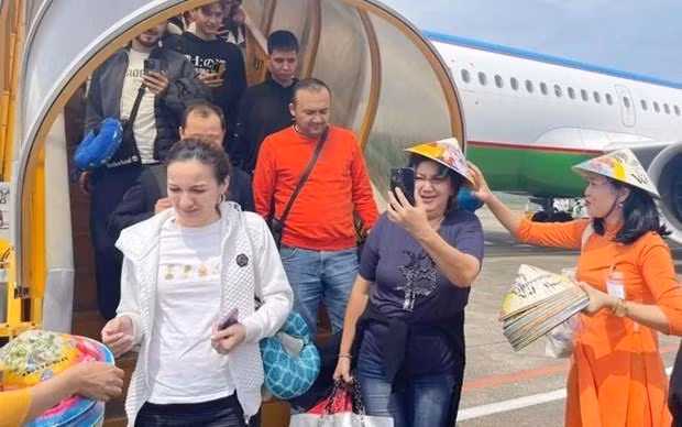 Des touristes ouzbeks à l’aéroport international de Phu Quôc, province de Kiên Giang (Sud). Photo: zingnews