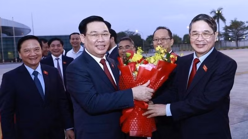 Le Président de l'AN Vuong Dinh Hue quitte Hanoï pour le Cambodge. Photo : VNA.