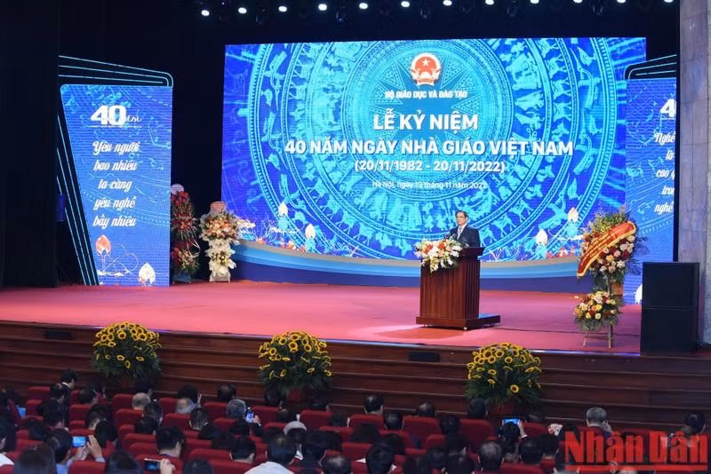 Le Premier ministre Pham Minh Chinh s'exprime à la cérémonie marquant le 40e anniversaire de la Journée des enseignants du Vietnam. Photo : VNA.