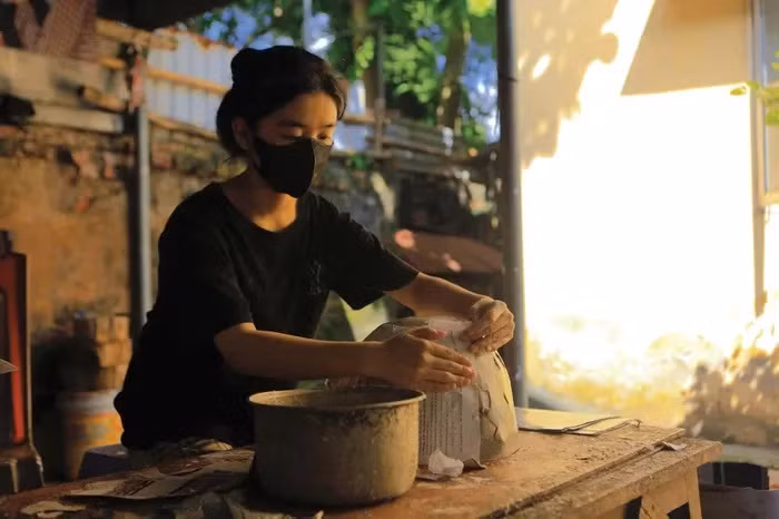 Un jeune du village apprend à perpétuer l'artisanat.